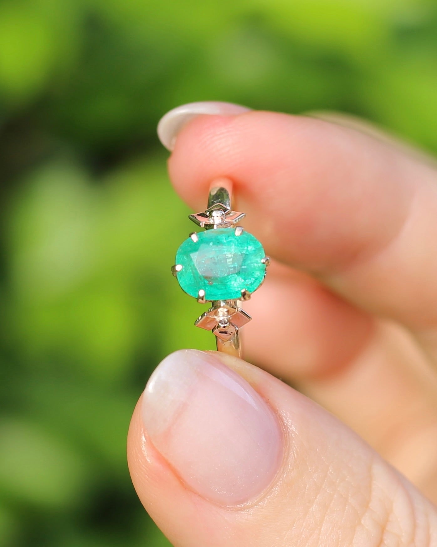 1.79ct Natural Untreated Oval Emerald in Circa 1960s 18ct Yellow Gold Claw Set Ring, 18ct Yellow Gold, size Q1/2 or 8.5, with Valuation