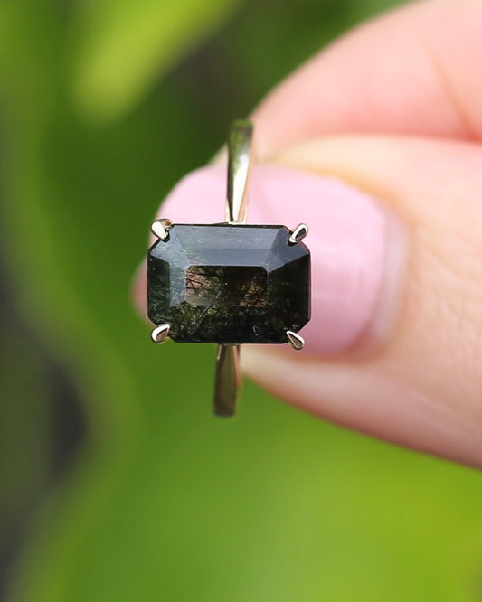 Unique Emerald Cut Ludwigite Peridot Ring, 4 claw, 9ct Yellow Gold, size O or 7.25, 2.87g