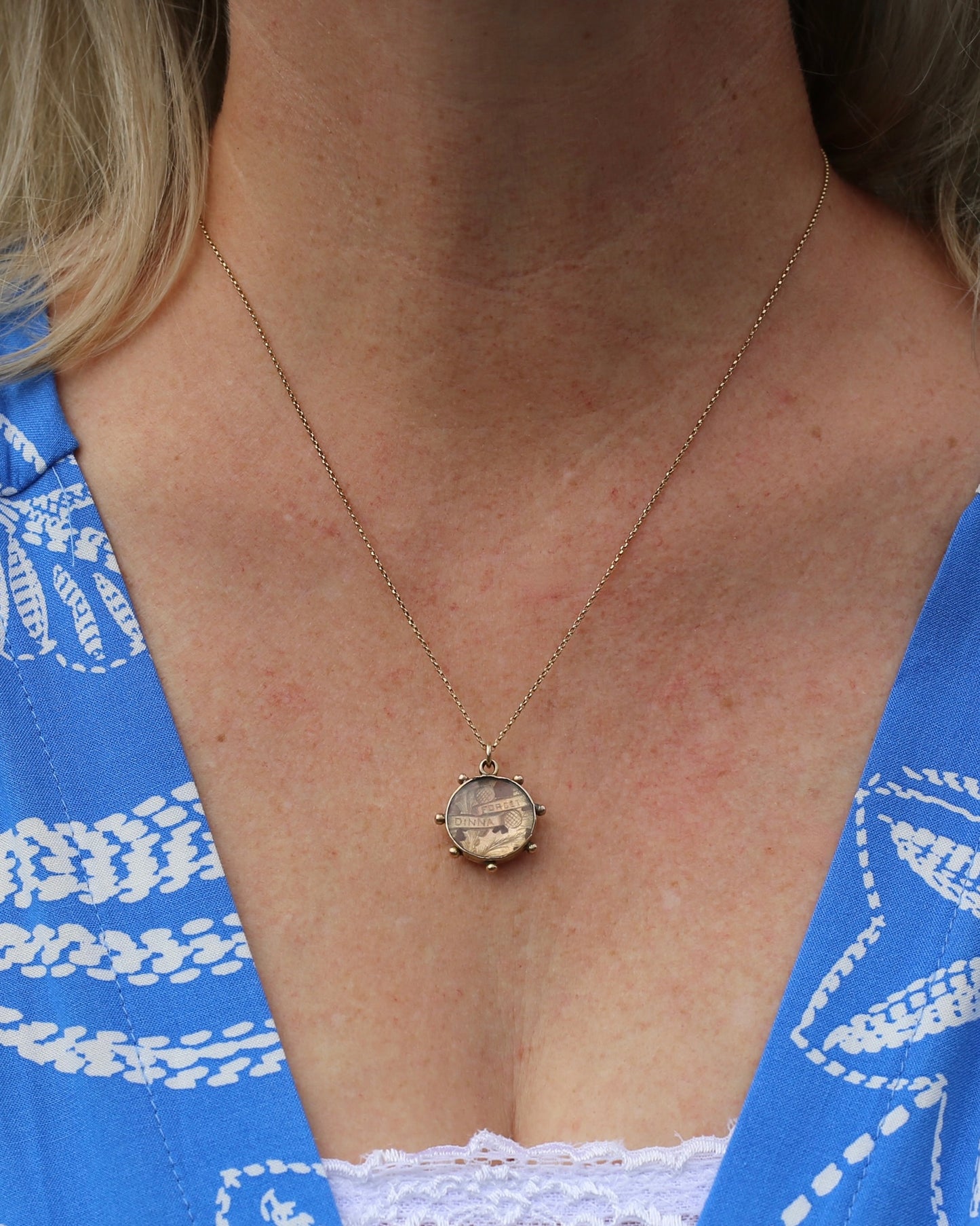 Antique Rustic Scottish "Dinna Forget" Thistle Pendant, 9ct Yellow Gold, 9ct Rose Gold, Resin, 3.30g