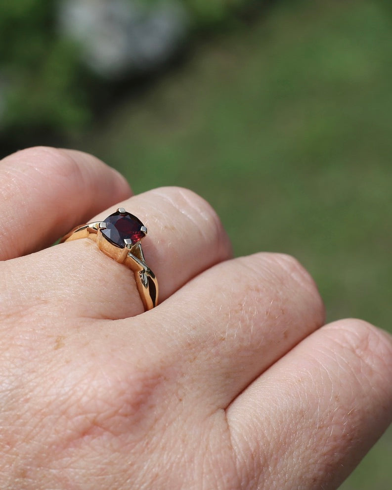 1.35ct Cushion Cut Deep Red Natural Spinel, 18ct Yellow Gold, size M1/2 or just under 6.5, 3.75g