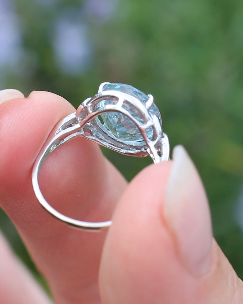 3.2ct Oval Natural Aquamarine in Celtic Inspired 18ct White Gold Ring, size L1/2 or 6, 3.11g