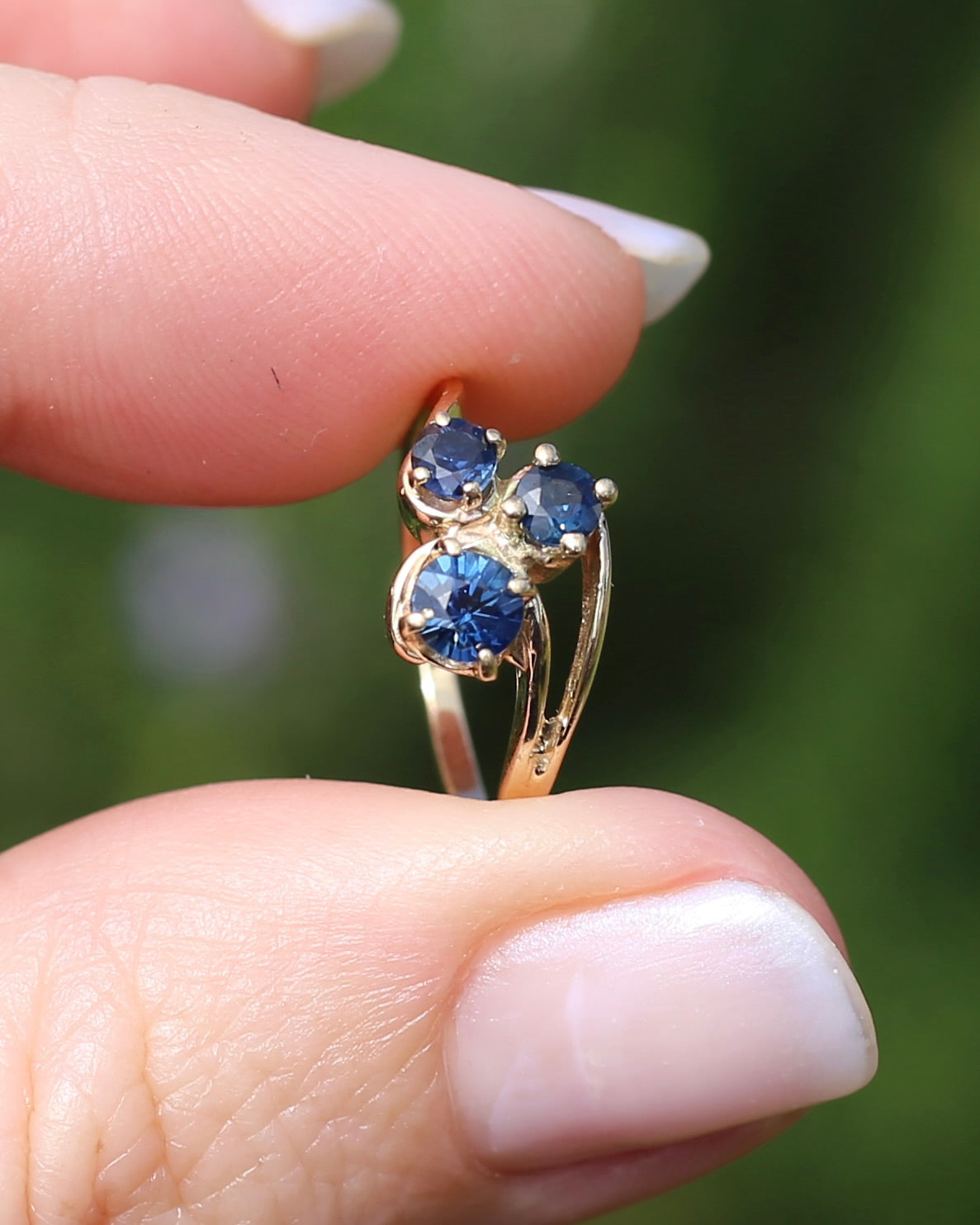 Asymetric Trilogy Blue Sapphire Ring, 9ct Yellow Gold, size K or 5.5, 2.1g