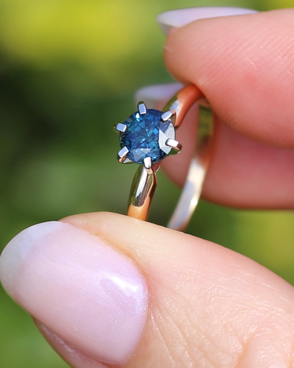 0.8ct Natural Teal Blue Sapphire in 14ct 6 Claw White Gold Setting on 14ct Yellow Gold Band, size N1/2 or just under 7, 2.51g