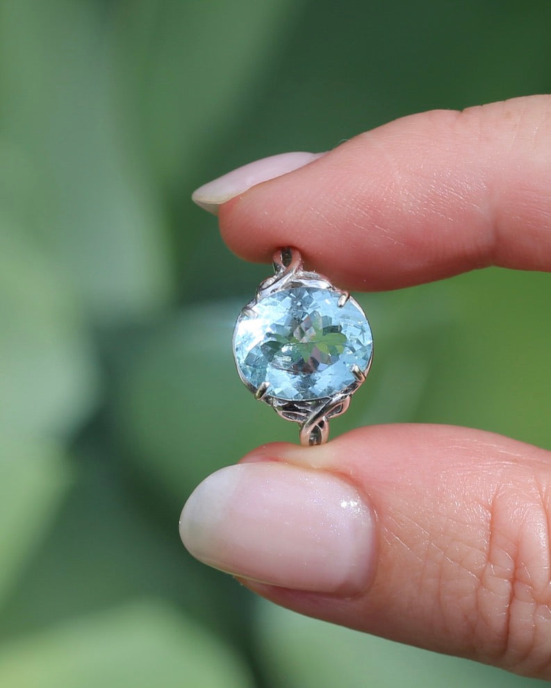 3.2ct Oval Natural Aquamarine in Celtic Inspired 18ct White Gold Ring, size L1/2 or 6, 3.11g