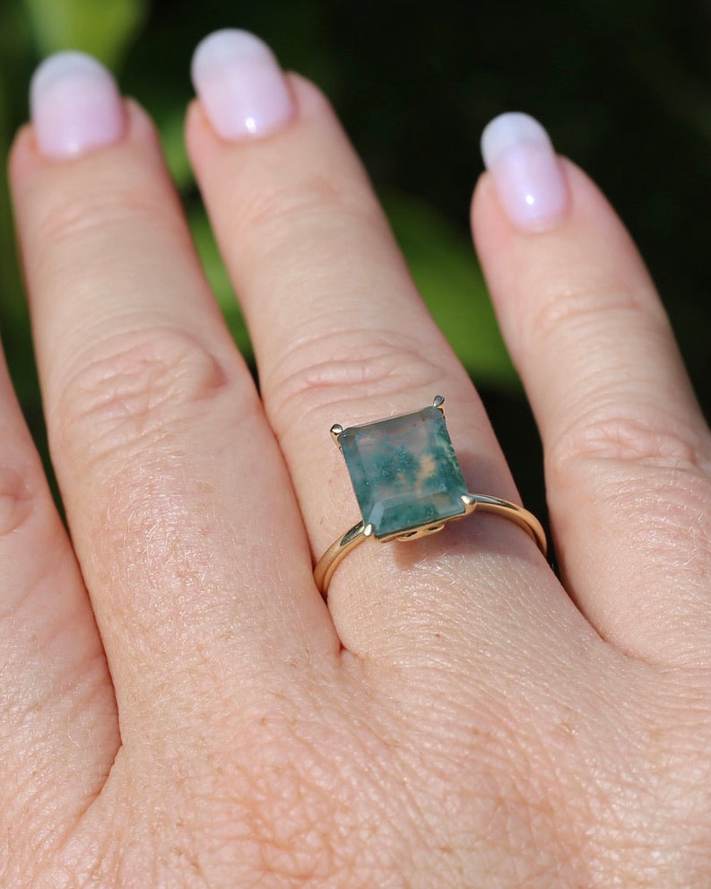 3.7ct Emerald Cut Moss Agate Ring, 9ct Yellow Gold, size Q1/2 or 8.25, 3.0g