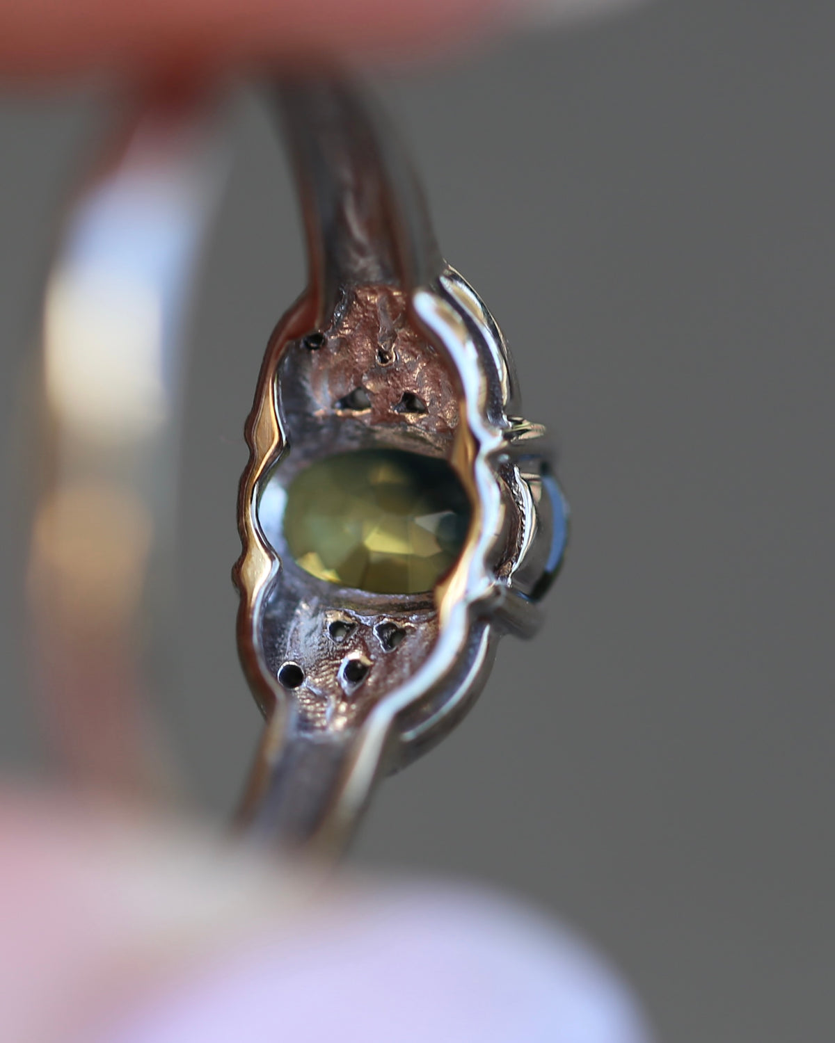 0.8ct Parti Sapphire and Single Cut Diamond Ring, 9ct White Gold, size N or just over 6.5, 2.00g