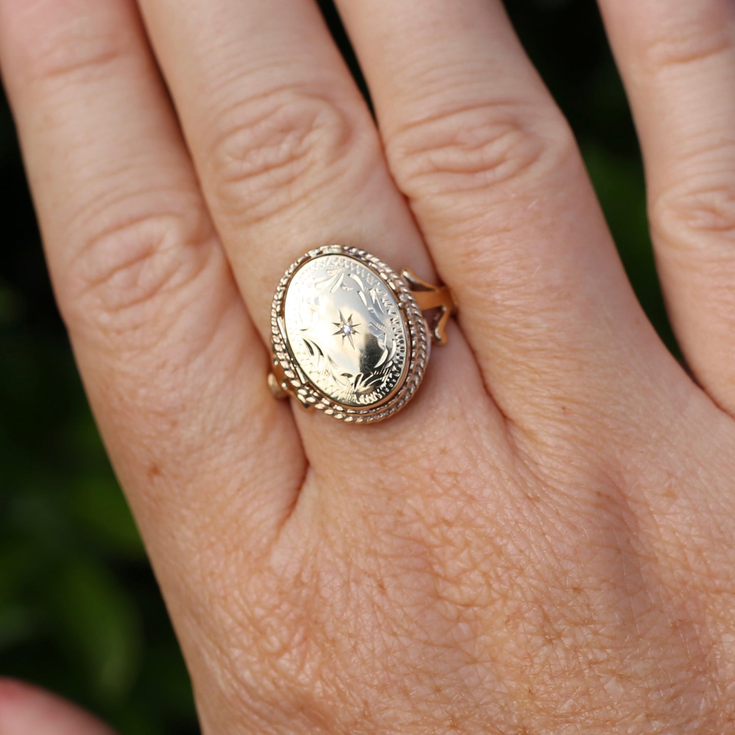 Fabulous 9ct Oval Locket Conversion Ring, Birmingham Uk made, 9ct Yellow gold, size 8.5 or Q1/2