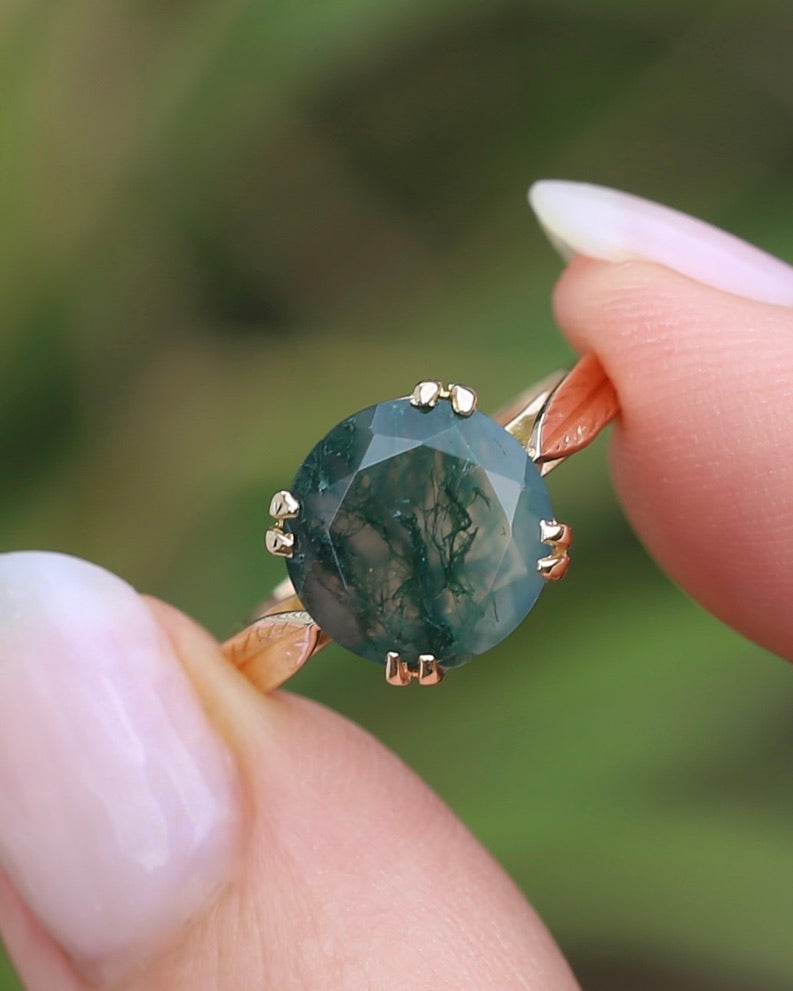 3ct Round Moss Agate Double Claw Set Ring, 9ct Yellow Gold, size N or 6.75, 4.11g