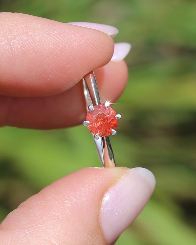 0.9ct Peach Spinel in 6 Claw Solitaire Ring, Sterling Silver, size Q1/2 or 8.25, 1.94g