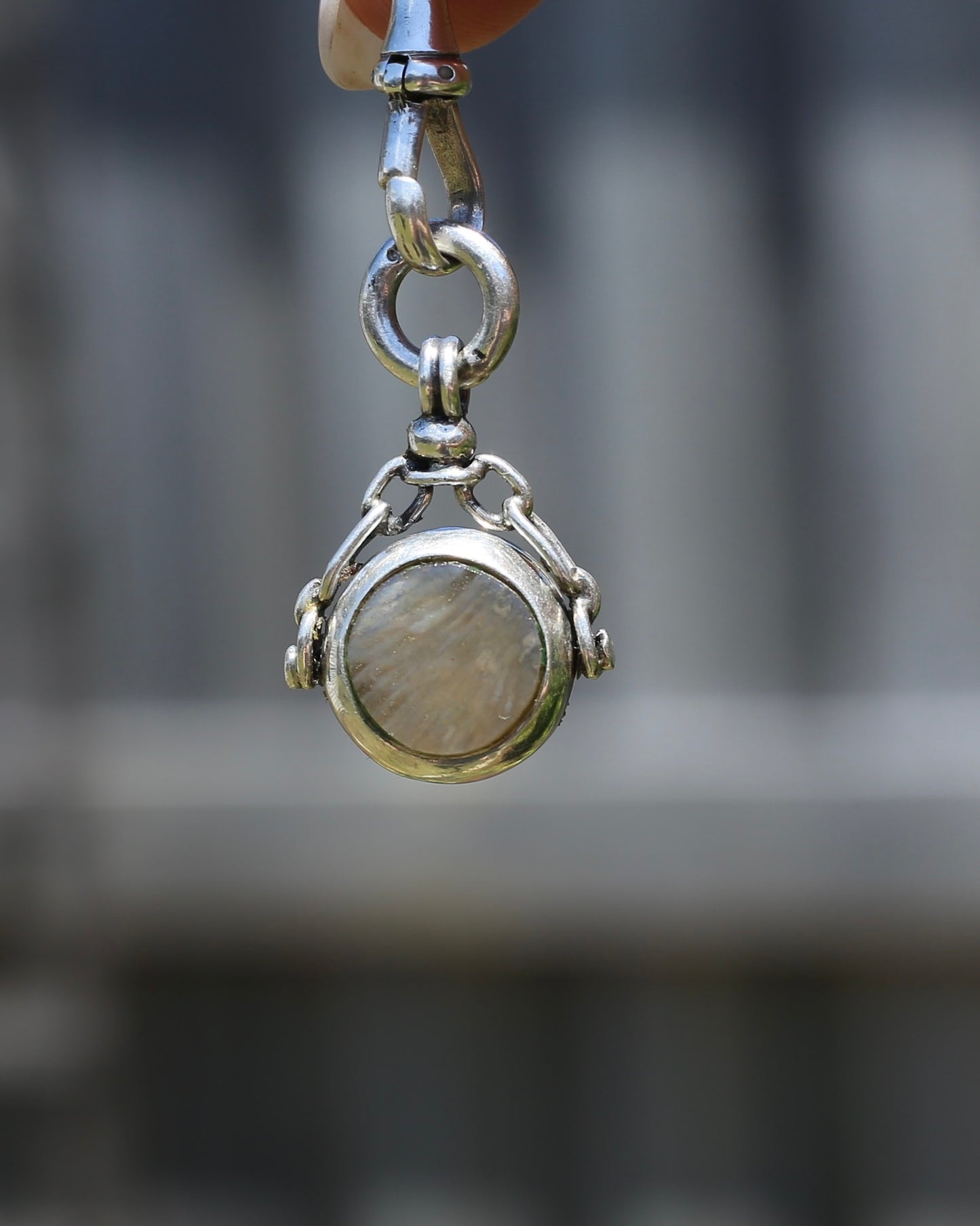 Vintique Spinner Fob with Chain Detail and Agate Faces, 5.4g