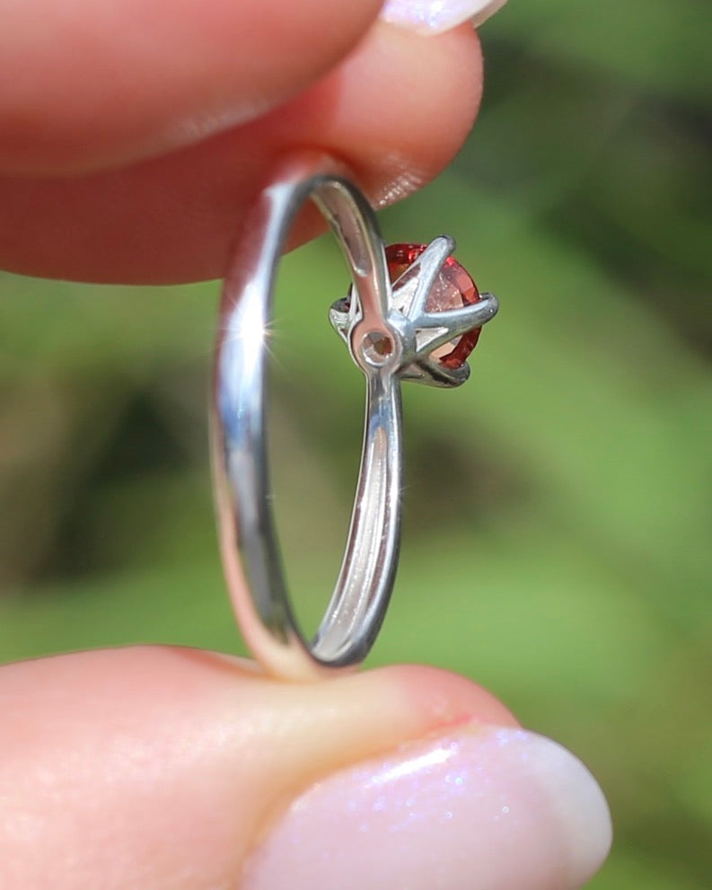 0.9ct Peach Spinel in 6 Claw Solitaire Ring, Sterling Silver, size Q1/2 or 8.25, 1.94g