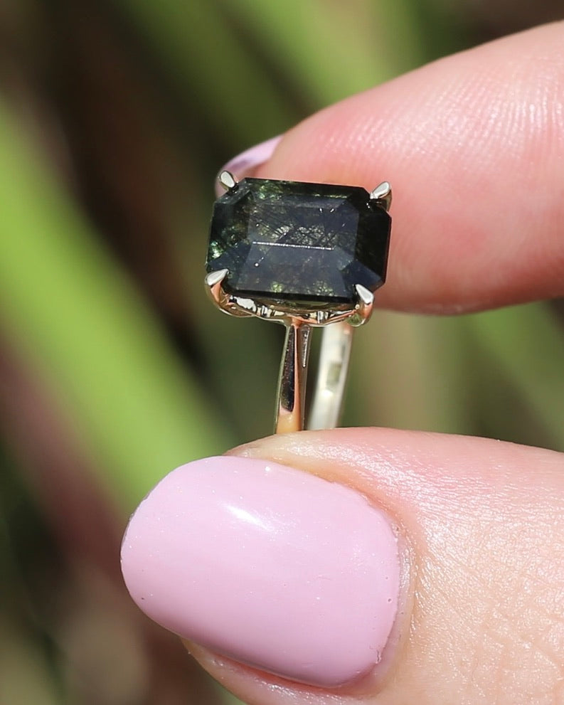 Unique Emerald Cut Ludwigite Peridot Ring, 4 claw, 9ct Yellow Gold, size O or 7.25, 2.87g