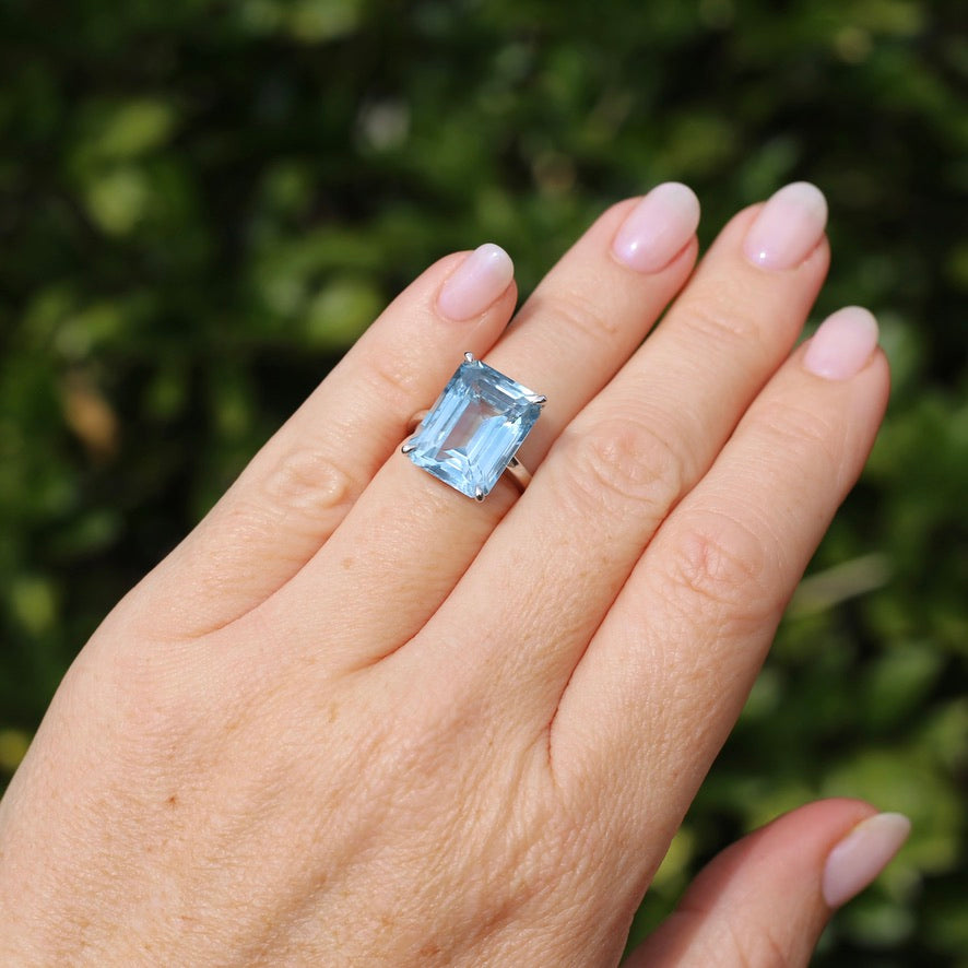 Stunning 15.41ct Emerald Cut Blue Topaz in 14ct White Gold Ring, size L or 5.5