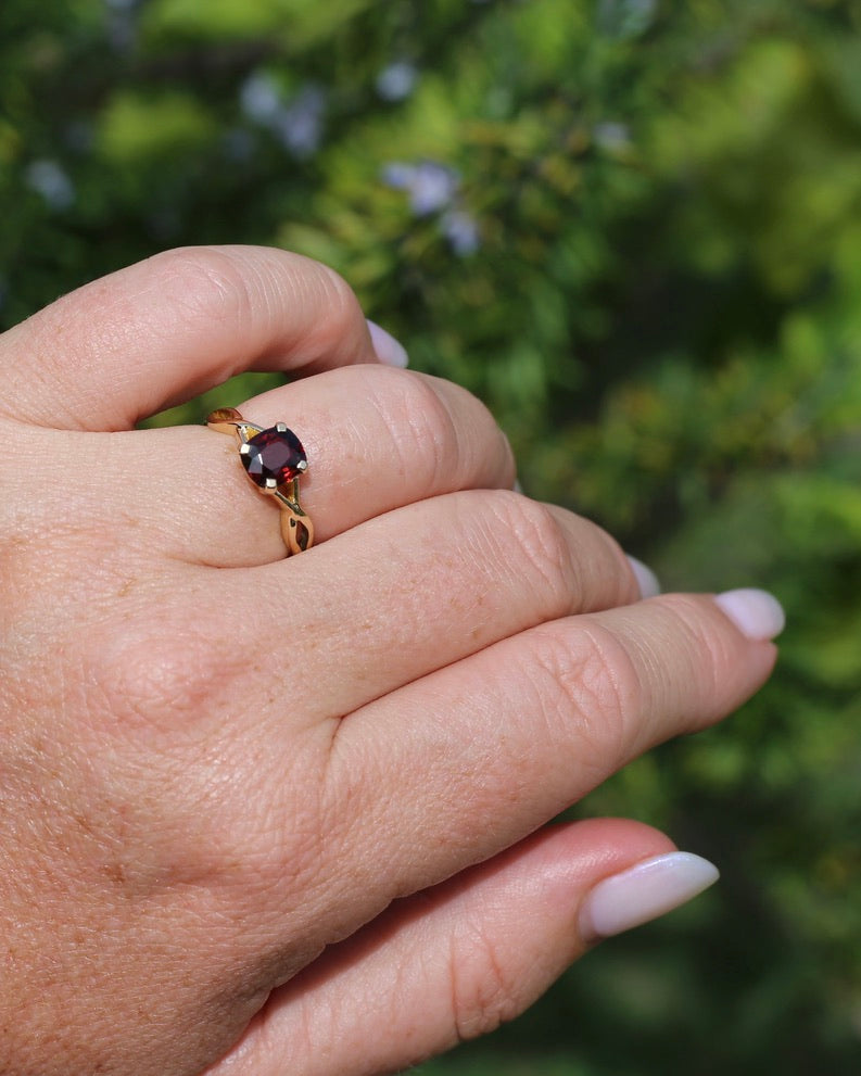 1.35ct Cushion Cut Deep Red Natural Spinel, 18ct Yellow Gold, size M1/2 or just under 6.5, 3.75g