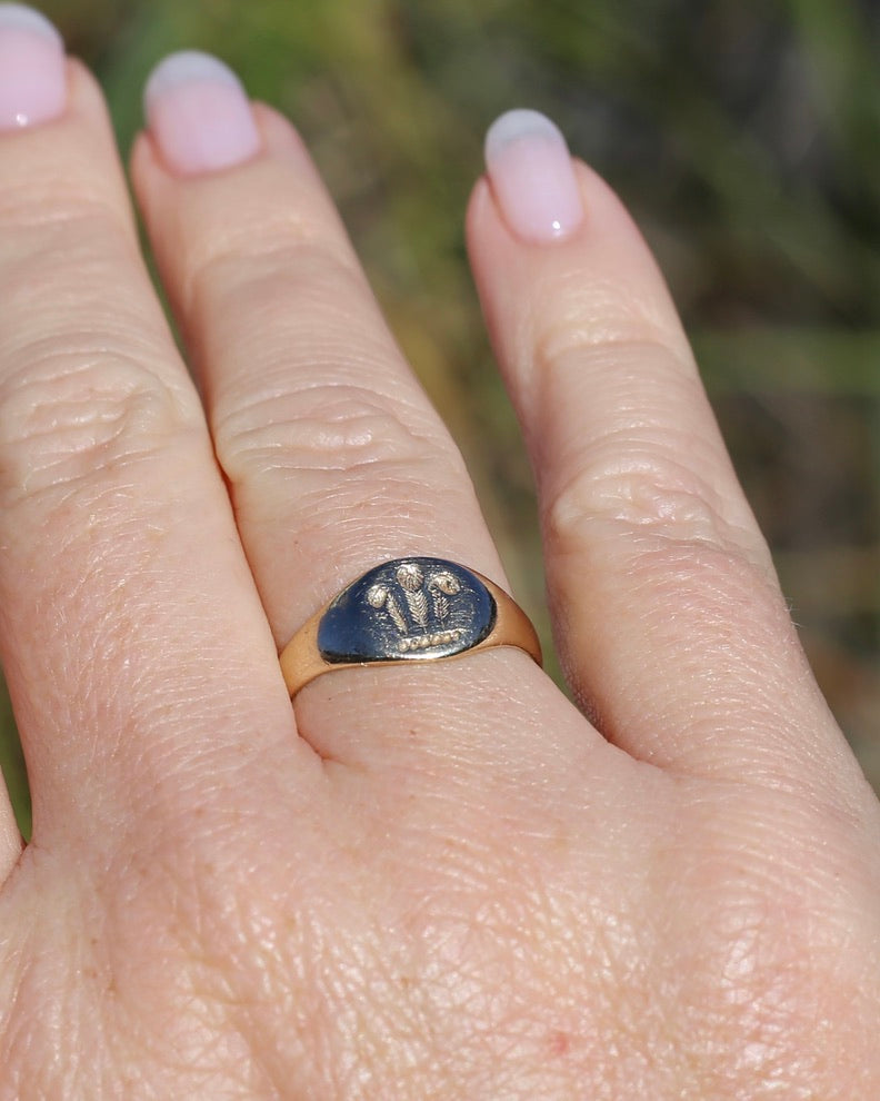 1984 Made Hand Carved Welsh Feather Signet Ring, 9ct Yellow Gold, size Q or just over 8, 2.45g