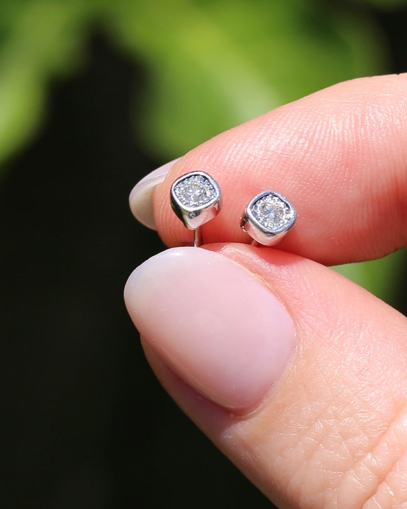 Cushion Shaped Illusion Set Round Cut Natural Diamonds, 9ct and 10ct White Gold, 1.05g