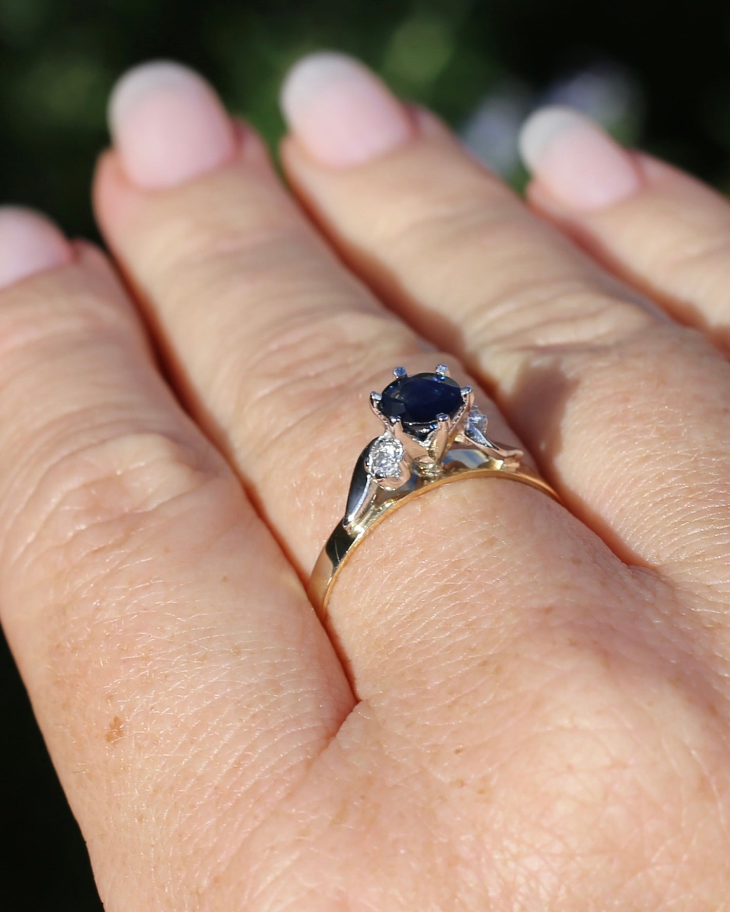 1ct Dark Blue Natural Sapphire with White Side Stones, 9ct Yellow and White Gold, size 9 or S, 2.23g
