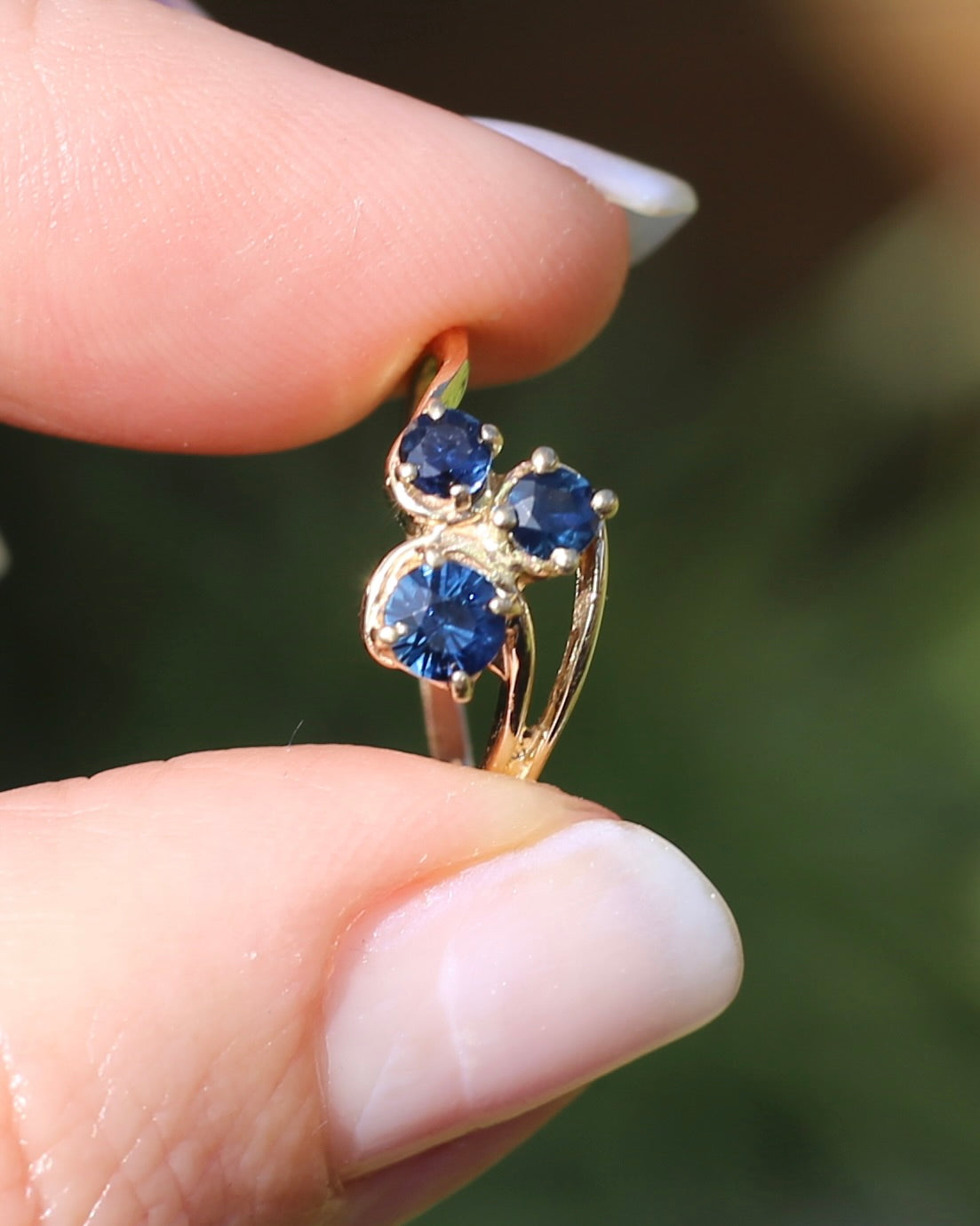 Asymetric Trilogy Blue Sapphire Ring, 9ct Yellow Gold, size K or 5.5, 2.1g