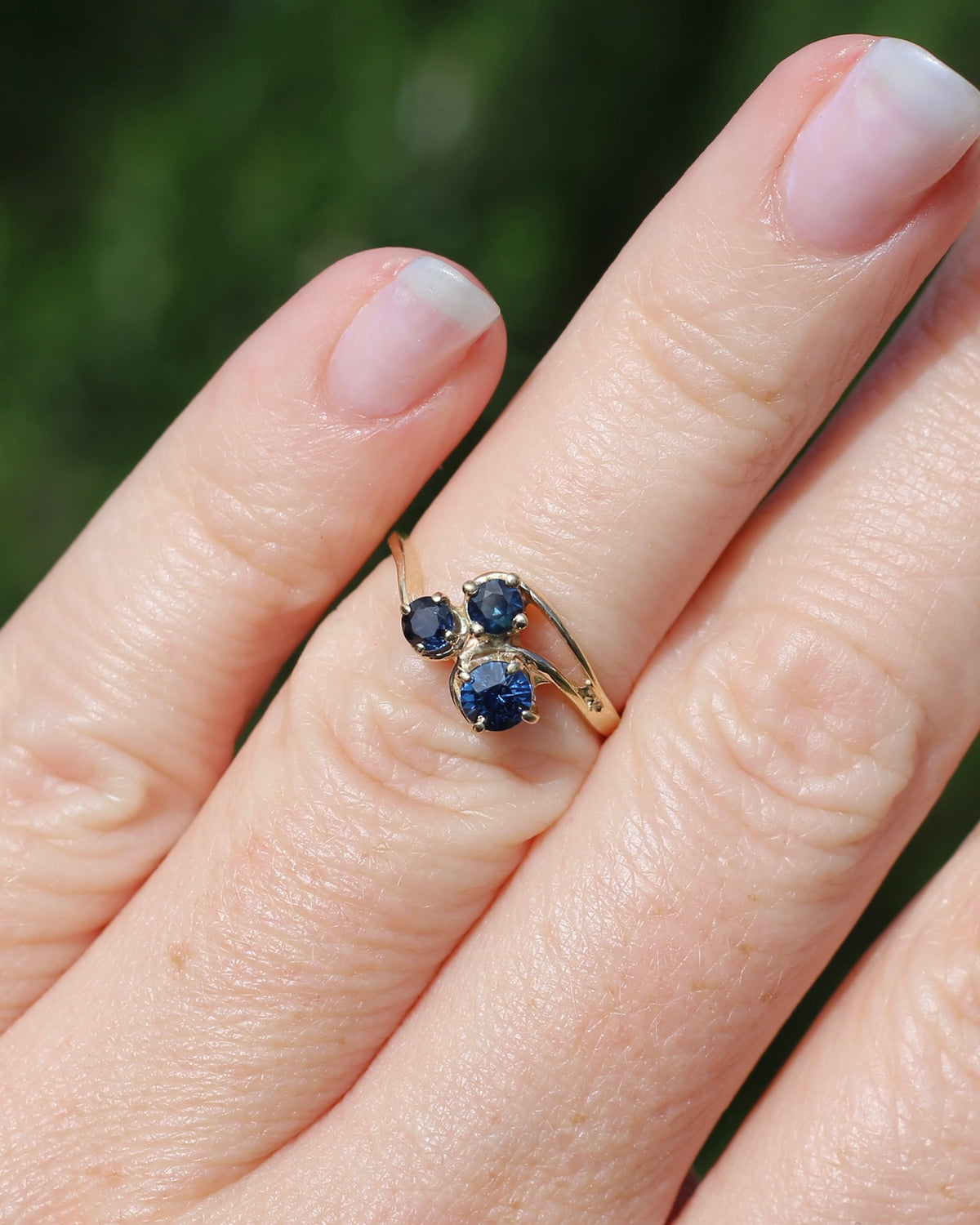 Asymetric Trilogy Blue Sapphire Ring, 9ct Yellow Gold, size K or 5.5, 2.1g