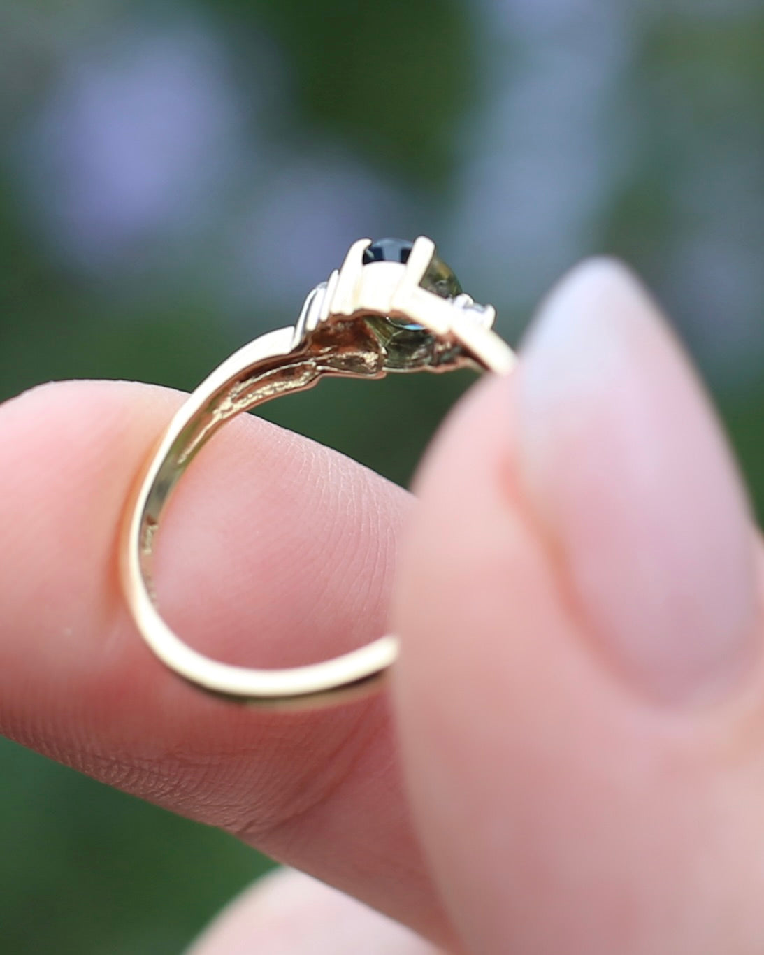 0.5ct Parti Sapphire with Diamond Side Stones, 9ct Yellow Gold, size O or 7.25, 1.48g