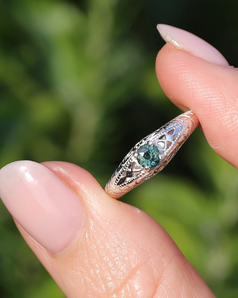 0.4ct Parti Sapphire Solitaire, Silver Filigree Ring, size N1/2 or 7, 2.6g