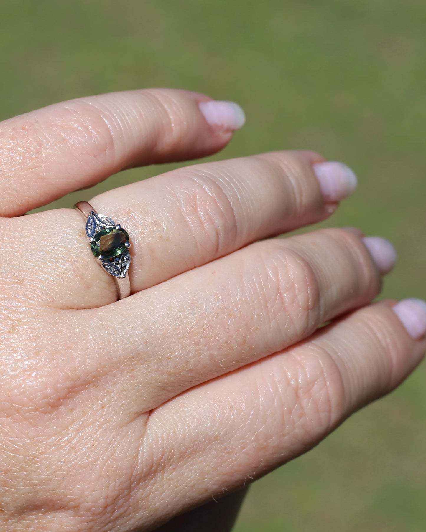 0.8ct Parti Sapphire and Single Cut Diamond Ring, 9ct White Gold, size N or just over 6.5, 2.00g