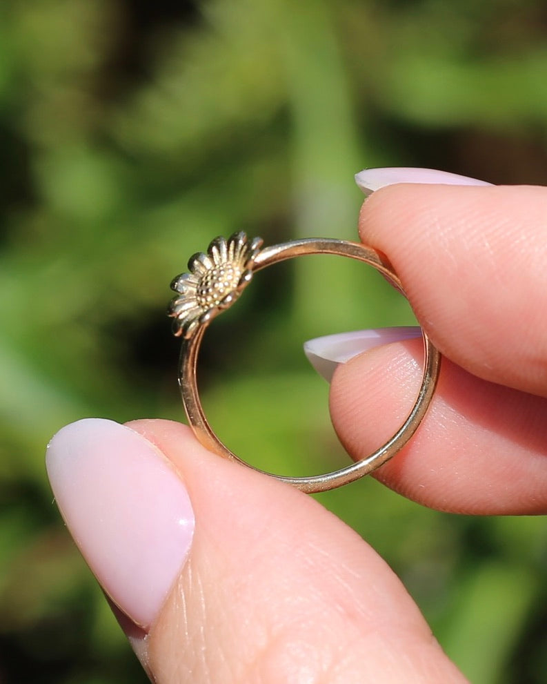 Dainty Sunflower Ring in 9ct Yellow Gold, size N1/2 or 7, 1.04g