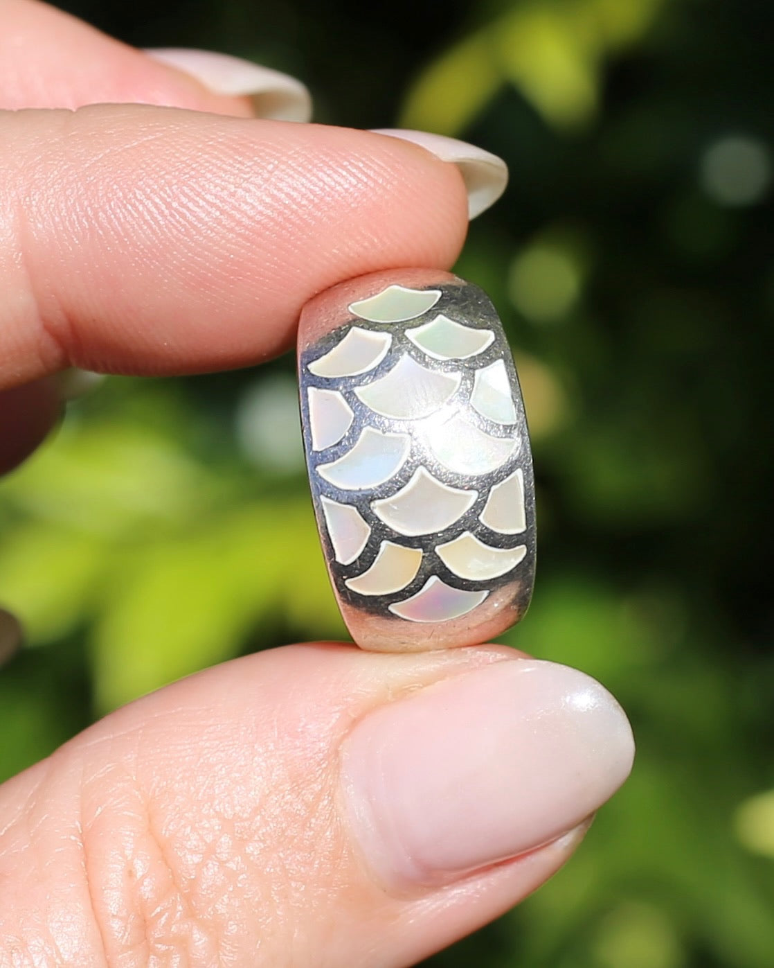 Mother of Pearl Inlaid Mermaid Scale Silver Ring, 8.8g, size P1/2 or 7.75