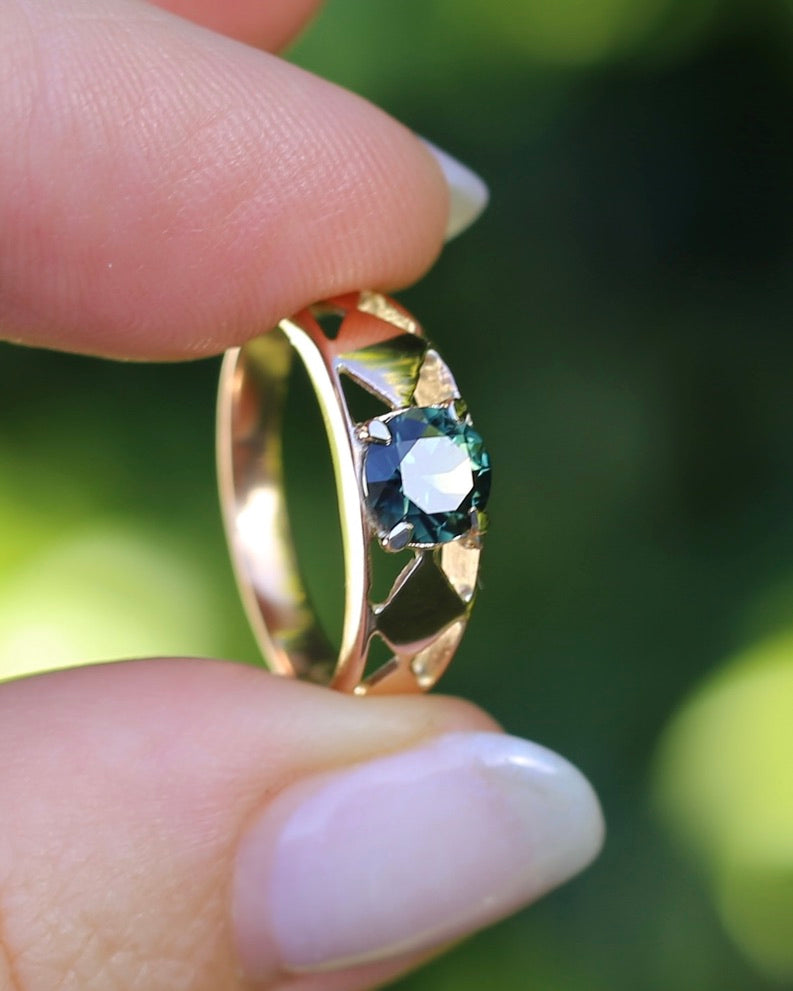 1ct Natural Teal Australian Sapphire in Hand Carved 14ct Rosey Gold Ring, size M or 6.25, 3.14g