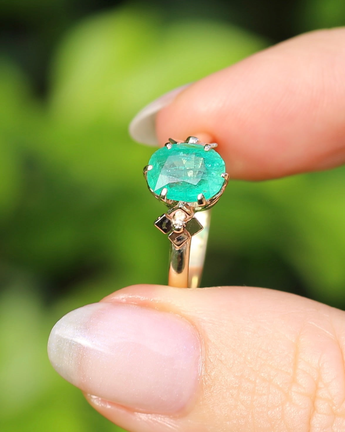 1.79ct Natural Untreated Oval Emerald in Circa 1960s 18ct Yellow Gold Claw Set Ring, 18ct Yellow Gold, size Q1/2 or 8.5, with Valuation